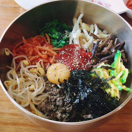  Jeonju là nơi nổi tiếng nhất Hàn Quốc với món ăn này. Đến Jeonju mà không ăn cơm trộn, bạn chưa được gọi là đã đến Jeonju. 