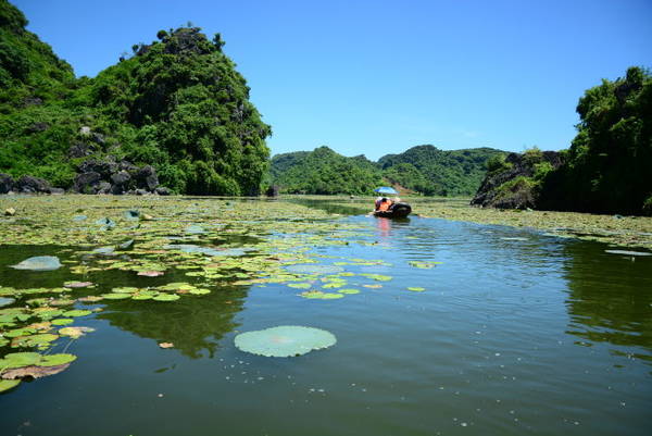 Đi thuyền trên hồ Quan Sơn - Ảnh HẢI DƯƠNG