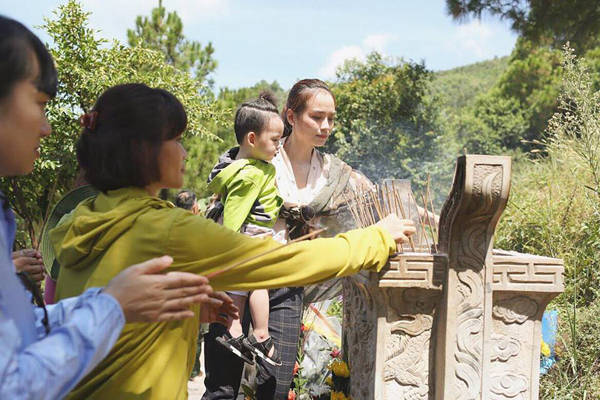 Hai mẹ con Diễm Hương tới viếng mộ Đại tướng Võ Nguyên Giáp.