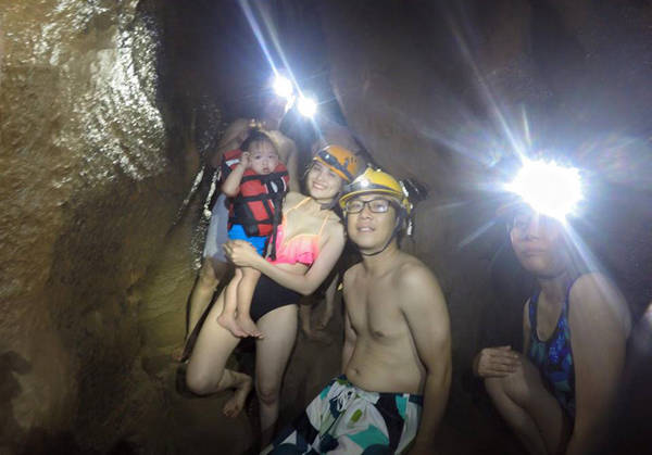 Không chỉ thám hiểm một phần của hang, nhóm còn tranh thủ tắm bùn, hang Tối là hang động duy nhất tại Việt Nam khai thác dịch vụ tắm bùn ngay trong hang. Để tới được đây phải trèo qua vách đá khá cao nên Noah không theo mẹ vào trong. 