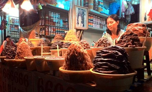 Các loại mắm được bán ở chợ Châu Đốc.
