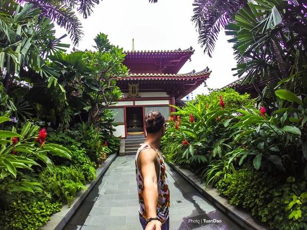 Ở Singapore, du khách có thể bắt gặp những ngôi chùa cổ kính, đầy màu sắc, hay những tòa nhà chọc trời, với lối kiến trúc vô cùng hiện đại và tinh tế... Cùng chiêm ngưỡng các địa danh nổi tiếng của quốc đảo sư tử xinh đẹp qua bộ ảnh của tác giả khi tự mình khám phá đảo quốc xinh đẹp này.  Ngôi chùa Buddha Tooth Relic Temple, một ngôi chùa nổi tiếng và bề thế với 4 tầng được xây dựng ở khu China Town. Trên tầng cao nhất có cả một khu vườn nhỏ với ngôi chùa nhỏ ngự ở giữa.