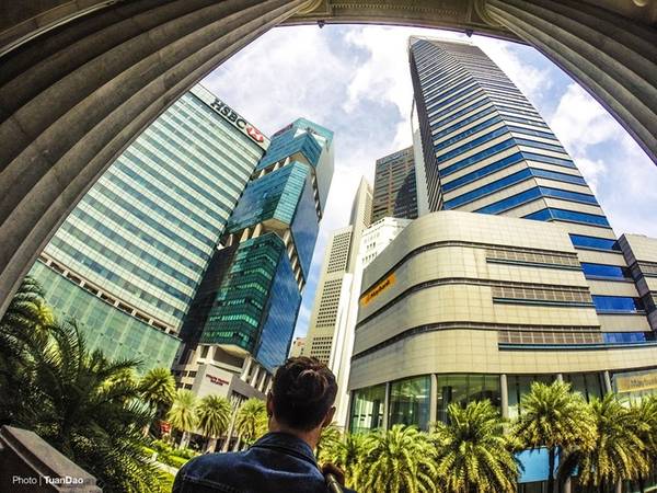 Từ khách sạn Fullerton, du khách có thể nhìn thấy được khu trung tâm tài chính lớn nhất châu Á của Singapore.