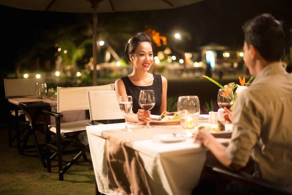 Trang phục thoải mái: “Quá sang trọng hay quá lôi thôi là sai lầm lớn nhiều người mắc phải. Hãy mặc theo phong cách của bạn, miễn sao bạn thấy lịch sự và thoải mái nhất”, Roshni Mark, nhân viên một nhà hàng cao cấp cho biết. Ảnh: Holidayssg.