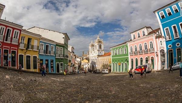 Pelourinho là trung tâm lịch sử của thành phố Salvador thuộc bang Bahia. Nơi đây đẹp như thiên đường với những tòa nhà sặc sỡ sắc màu. Pelourinho là nơi hội tụ của các nền văn hóa châu Âu, châu Phi và bản địa. Ảnh: CNN. 