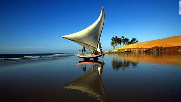 Nằm ở bờ biển phía Đông Bắc Brazil, thủ phủ bang Ceara, bãi biển Fortaleza nổi tiếng với tôm hùm và hải sản tươi sống. Nơi đây còn là thiên đường cho những ai yêu bộ môn chèo thuyền và lướt ván buồm. Ảnh: CNN. 