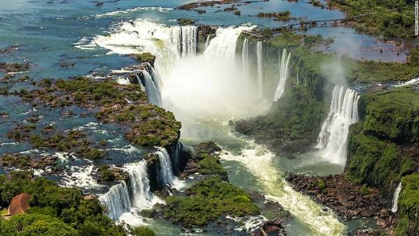 Biên giới giữa Brazil và Argentina được đánh dấu bởi sự lộng lẫy của thác Iguazu. Ảnh: CNN. 