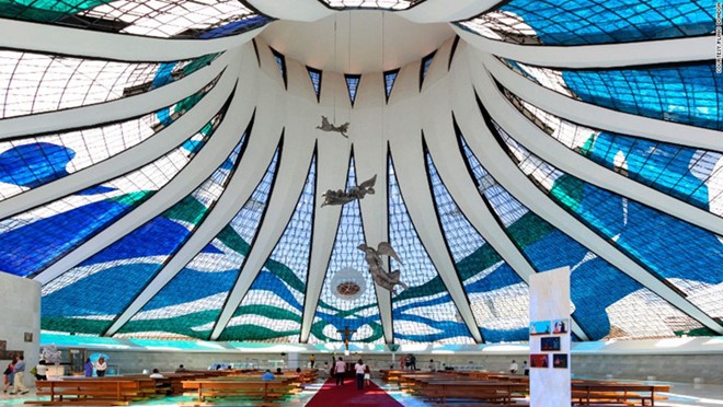 Nhà thờ Brasilia được huyền thoại Oscar Niemeyer thiết kế. Brasilia được tạo thành từ 16 cột bê tông uốn cong giống hệt nhau được kết nối bởi các tấm kính. Thiết kế này tượng trưng cho bàn tay đang vươn lên thiên đường. Nhà thờ có thể chứa đến 4.000 người. Ảnh: CNN. 