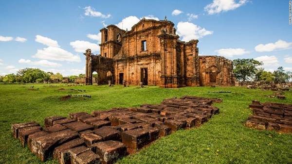 Nhà thờ Sao Miguel das Missoes được xây dựng vào những năm 1700 bởi người Guarani bản địa sẽ đưa bạn về không gian cổ xưa của thế kỷ 17. Ảnh: CNN. 