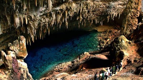 Hang Gruta do Lago Azul được cấu tạo bởi rất nhiều măng đá và nhũ đá nhưng ấn tượng nhất là màu xanh sâu thẳm của nước. Hang động là nơi chứa vô vàn "kho báu" từ thời tiền sử. Năm 1992, một đoàn thám hiểm Pháp - Brazil đã phát hiện hàng ngàn xương động vật thời tiền sử bao gồm hổ nanh kiếm và con lười khổng lồ ở đây. Ảnh: CNN. 