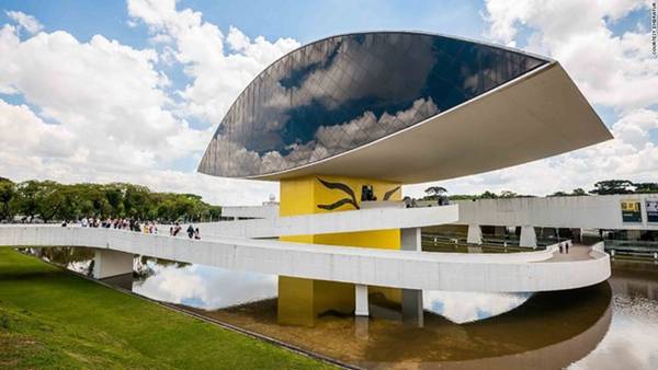 Bảo tàng Oscar Niemeyer nằm tại TP Curitiba, bang Paraná ở Brazil là một trong những bảo tàng độc đáo nhất thế giới. Ảnh: CNN. 