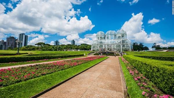 Vườn bách thảo Curitiba được xây dựng theo phong cách Pháp truyền thống, giống như một ngôi nhà cây xanh khổng lồ hấp dẫn các nhà sinh vật học trên toàn thế giới. Ảnh: CNN. 