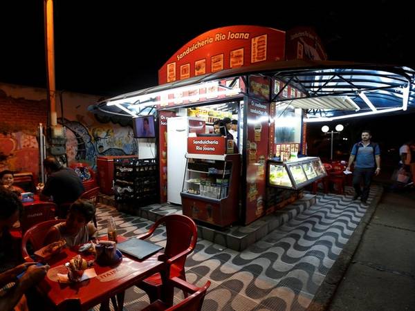 Vào buổi tối, người dân Brazil thường chọn món podrao, loại sandwich "mục" ở các quầy bán nhỏ nằm ngay trên phố. Podrao có xúc xích rẻ hoặc burger nên thưởng thức vào tối muộn. Đây cũng là món ăn giúp bạn tránh bị say xỉn ở Brazil.