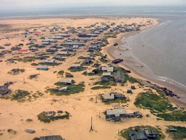 Làng Shoyna là một ngôi làng nhỏ ở miền Bắc nước Nga. Những ngôi nhà ở đây thường xuyên có thể bị cát vùi lấp đến tận mái. Ảnh: Amusingplanet. 