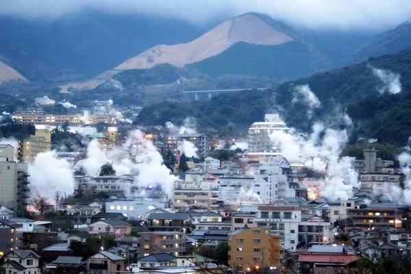 Thành phố Beppu thuộc tỉnh Oita (đảo Kyushu, Nhật bản) có khoảng 127.000 người. Đây là thành phố du lịch có nhiều suối nước nóng nhất ở Nhật bản. Ảnh: Amusingplanet. 