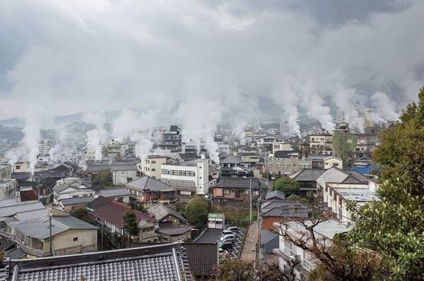 Beppu có hơn 2.900 suối nước nóng với 9 loại khác nhau. Mỗi ngày có khoảng 130.000 tấn nước nóng chảy ra mặt đất, hơi nước bay lên làm cho toàn bộ thành phố như đang bốc cháy. Ảnh: Amusingplanet. 