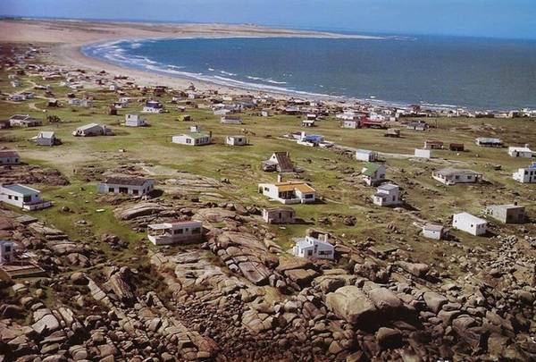 Ngôi làng Cabo Polonio nằm ở bờ biển phía đông của Uruguay. Ở đây, cư dân sống như thời nguyên thủy, không điện, không nước, nhưng vẫn rất thu hút du khách. Ảnh: Amusingplanet. 