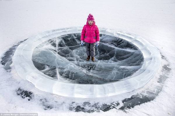 Một cô bé đứng trên sân chơi đóng băng ở thành phố lạnh nhất thế giới, thủ phủ Sakha - khu dân cư lớn duy nhất trên trái đất được xây dựng trên tầng băng vĩnh cửu.