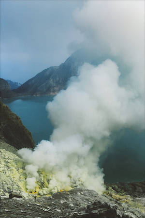 Màu xanh độc đáo của hồ núi lửa.