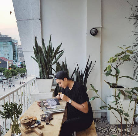 Nằm tại căn chung cư nghệ thuật nổi tiếng bậc nhất Sài Gòn số 42 Nguyễn Huệ, quán cà phê mang tên Thinker and Dreamer là lựa chọn yêu thích của giới trẻ thành phố khi có nhu cầu ngắm phố phường.