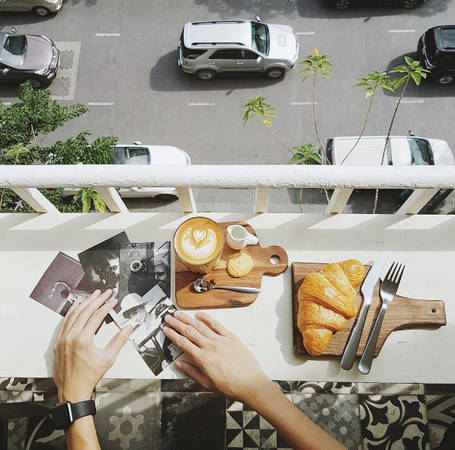 Thực đơn ở quán không chỉ có đồ uống mà còn có các loại đồ ăn nhẹ, bánh ngọt. Giá cả hơi cao so với mặt bằng chung nhưng do sức nóng nên khách vẫn lũ lượt kéo tới.