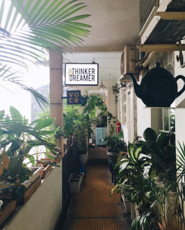 Đường vào quán đi qua những bậc thang cổ, điển hình của các chung cư cũ đậm chất Sài Gòn.