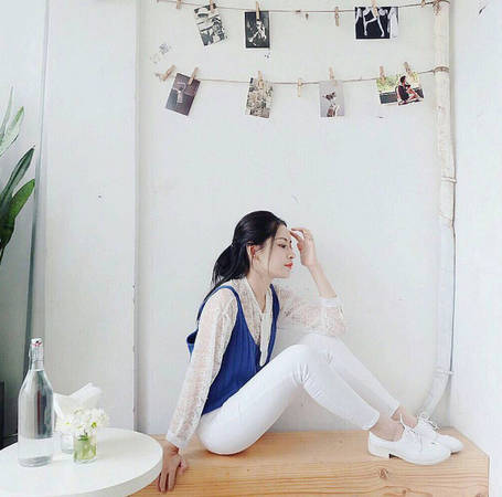 Chủ quán là những người làm trong giới nghệ thuật nên khách ghé quán có không ít là những người nổi tiếng như Chi Pu, Tóc Tiên, Lan Khuê, Hoàng Thùy, Diễm My 9X, Yến Trang - Yến Nhi... hay các stylist và nhà thiết kế có tên tuổi. Cũng bởi thế mà khi tới quán, đừng ngạc nhiên khi có cơ hội tình cờ gặp những nhân vật nổi tiếng.