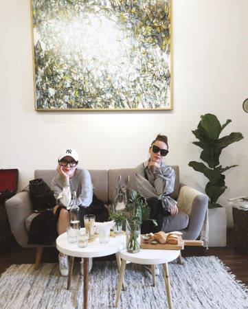 Quán được thiết kế theo phong cách tối giản kiểu Tây, tường sơn trắng, trang trí nhiều chậu cây xanh... Bàn gỗ, ghế ngồi hay tranh treo tường cũng được chủ quán lựa chọn kỹ càng cho đồng bộ.