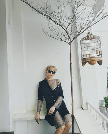 Tóc Tiên tạo dáng ở góc "hot" nhất ở quán. Thinker and Dreamer còn là "thiên đường sống ảo" cho các bạn trẻ khi có rất nhiều góc đẹp, ánh sáng tốt để chụp hình.