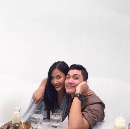 Hoàng Thùy ghé quán ủng hộ người bạn thân thiết là người mẫu Trần Quang Đại - một trong những người sáng lập Thinker and Dreamer cùng với nhiếp ảnh gia Thiên Minh.