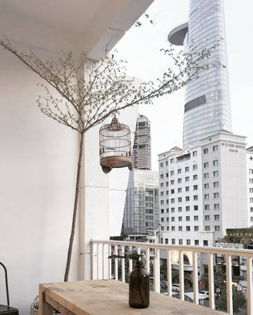 Từ ban công quán, bạn có thể ngắm nhìn toàn bộ con phố đi bộ Nguyễn Huệ và tòa nhà Bitexco.