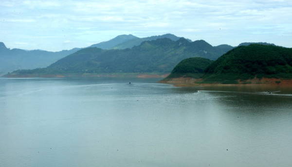 Mênh mông hồ Hòa Bình trên dòng sông Đà - Ảnh: NINH NGUYỄN