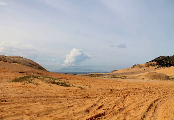 Để đến Mũi Dinh, bạn phải vượt qua hơn 1 km đường sa mạc cát nóng bỏng dưới cái nắng oi ả của vùng đất khô hạn. Sang hơn, bạn có thể đi xe địa hình trên cát để giảm bớt mệt nhọc.