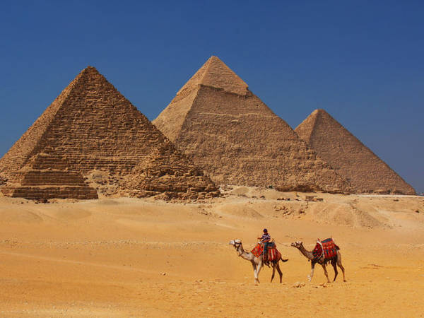 Có lẽ đây là hình ảnh quen thuộc mỗi khi bạn nghĩ về kim tự tháp: những chiếc tháp sừng sững nằm trong sa mạc mênh mông cát vàng. 