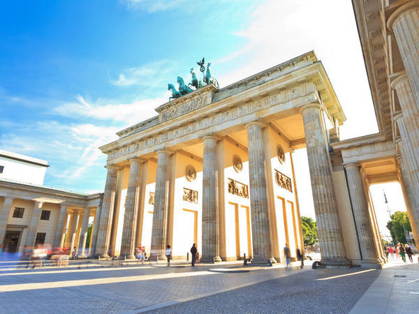 Cổng Brandenburg, biểu tượng của hòa bình tại Đức này được xếp ngang hàng với Khải Hoàn Môn như một trong những tượng đài tiêu biểu và lay động lòng người nhất tại Châu Âu.