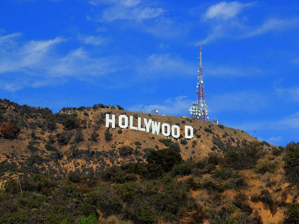  Bảng hiệu Hollywood đã trở thành biểu tượng của Hollywood và đã trở nên quen thuộc với khán giả toàn thế giới khi có mặt trong nhiều bộ phim. 