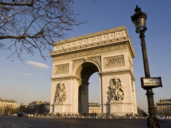  Khải Hoàn Môn hay đúng hơn Bắc đẩu Khải hoàn môn, là một công trình ở Paris, một trong những biểu tượng lịch sử nổi tiếng của nước Pháp. Nhìn bức ảnh này nhiều người sẽ nghĩ Khải Hoàn Môn đứng đơn độc một mình nhưng thực tế không phải vậy...