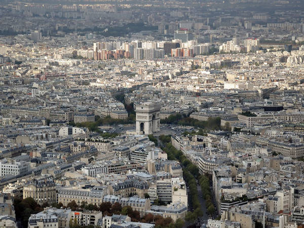 Nằm giữa quảng trường Étoile, vị trí của Khải Hoàn Môn là điểm cuối của đại lộ Champs-Elysées, nơi đây là khu vực tập trung khách du lịch của thành phố.