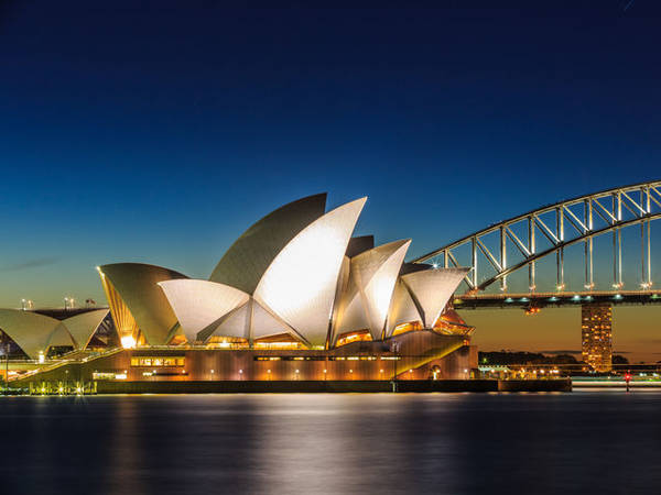 12. Nhà hát Opera Sydney, được người Việt gọi là Nhà hát Con Sò, là một công trình nhà hát tại thành phố Sydney, Úc. Nhà hát có kiến trúc độc đáo hình con sò hay những cánh buồm no gió ra khơi. Đây là công trình kiến trúc độc đáo của Sydney nói riêng và nước Úc nói chung, thu hút nhiều du khách đến thăm. 
