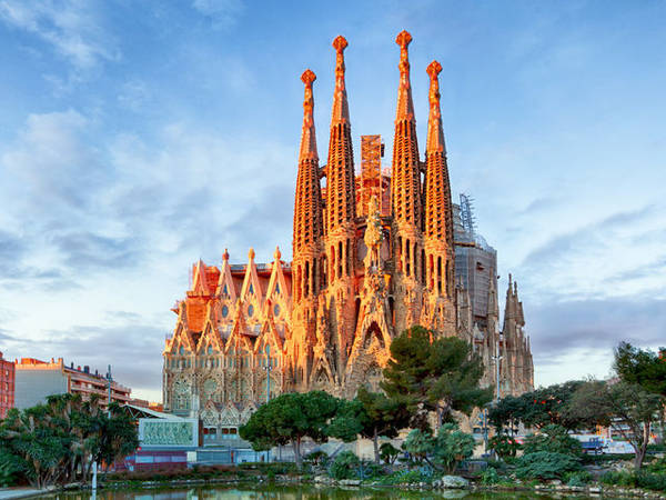  Được xem là một trong những điểm du lịch hấp dẫn của Barcelona và là biểu tượng điển hình của Tây Ban Nha, nhà thờ Sagrada Familia - “Cung thánh vĩ đại của Kitô giáo” rất đáng được du khách dừng chân khi tới thăm xứ sở bò tót.