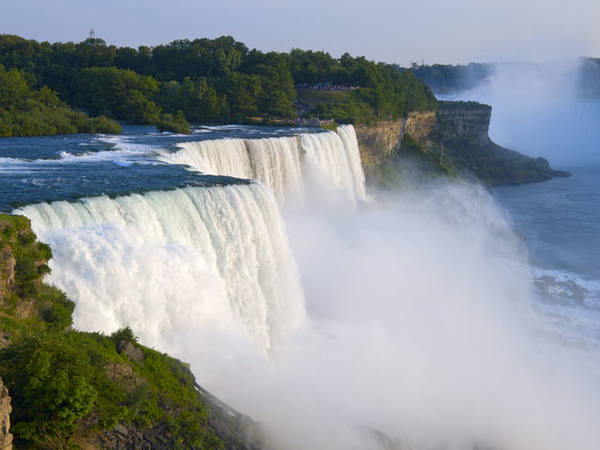  Thác Niagara (Niagara Falls) là thác nước của sông Niagara, lớn nhất và mạnh nhất ở Bắc Mỹ với vẻ đẹp hùng vĩ ít nơi nào sánh được. 