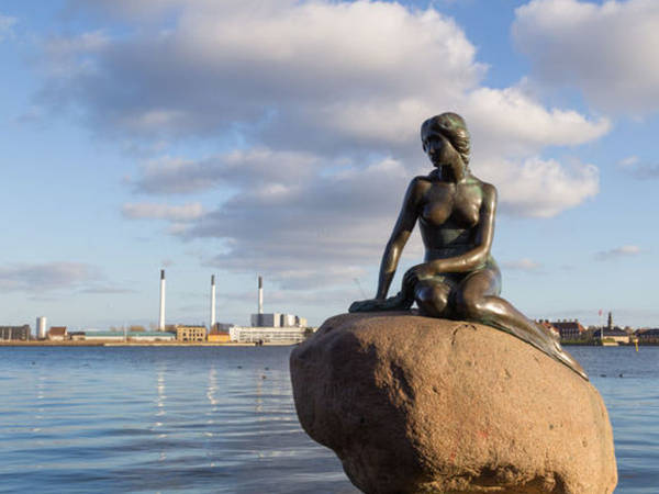 Bức tượng Nàng Tiên Cá ở trung tâm thủ đô của đất nước Đan Mạch nhìn có vẻ cô quạnh giữa hồ nước mênh mông.