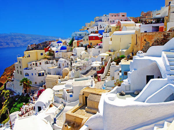 Nhắc đến hòn đảo thiên thần Santorini, Hy Lạp, người ta thường nghĩ đến những tòa lâu đài với gam màu sáng tinh khiết, trắng và xanh lam, tượng trưng cho vẻ đẹp của thiên đường.