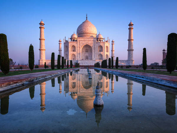 Đền Taj Mahal là công trình biểu tượng của tình yêu vĩnh cửu nổi tiếng của Ấn Độ nhờ vẻ đẹp lộng lẫy và câu chuyện tình lãng mạn phía sau. Nhiều người đến Ấn Độ du lịch thường thích ngắm ngôi đền vào buổi hoàng hôn, khi ánh nắng vàng mặt trời chiếu lên làm cho nó có vẻ đẹp huyền ảo. 