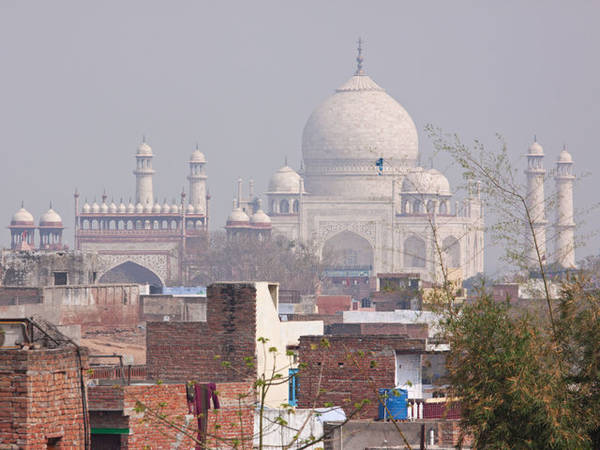  Nhưng Taj Mahal có thể sẽ khiến bạn thất vọng khi biết rằng khi chụp từ phía xa, ở một góc nhìn khác, xuyên qua khu dân cư với những bức tường gạch lố nhố, nơi đây chẳng hề long lanh như ảnh thường thấy.