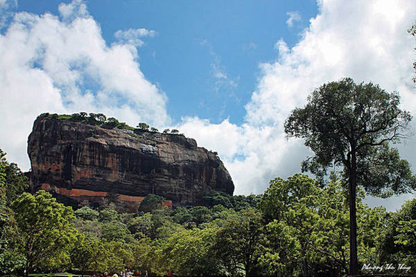 Sigiriya là khu phế tích của một cung điện, đồng thời là thành cổ xây dựng trên một núi đá hình sư tử (cao 370 m) dưới triều đại vua Kassapa I (477 - 495), được UNESCO công nhận là di sản văn hóa thế giới vào năm 1982. Điểm đặc biệt nhất của quần thể kiến trúc này là được xây trên bề mặt bằng phằng của một núi đá có các vách dựng đứng. Hiện nay khu vườn bậc thang và đài phun nước vẫn còn hoạt động bên trong khuôn viên của Sigiriya.
