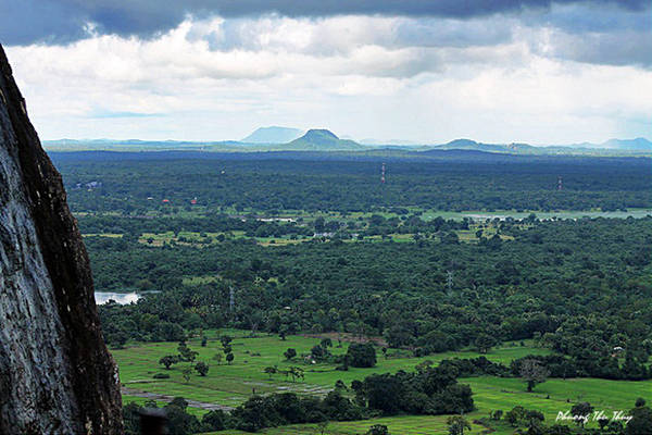 Sau khi đi qua các pháo đài, cung điện, khuôn viên rộng lớn, hồ nước và chuỗi các đường hầm, cầu thang đi bộ bằng đá granite, thạch cao... bạn sẽ lên đến đỉnh ngọn núi sư tử Sigiriya, lúc này bạn có thể phóng tầm mắt ngắm một màu xanh ngắt bao la của rừng núi Sri Lanka.