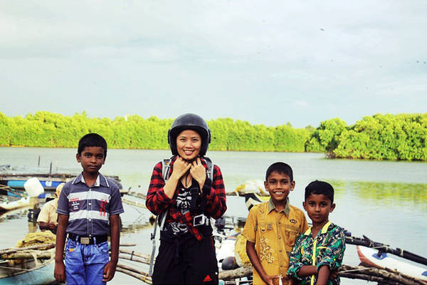 Những đứa trẻ hồn nhiên và rất tự nhiên vui đùa cùng du khách cũng như khi chụp ảnh chung. Trẻ em và cả người lớn ở Sri Lanka dường như không bao giờ tiết kiệm nụ cười đối với du khách phương xa.
