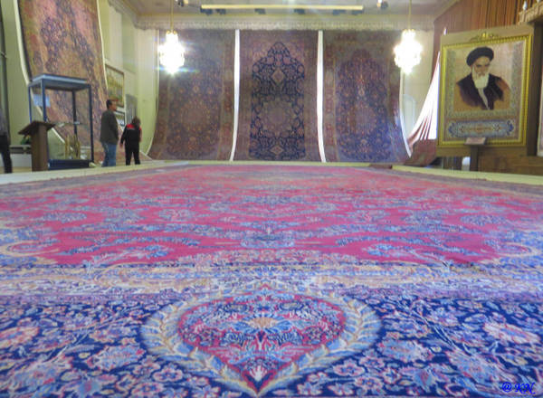 Tấm thảm khổng lồ trong bảo tàng của tòa tháp Đồng hồ - Ảnh: KIM NGÂN