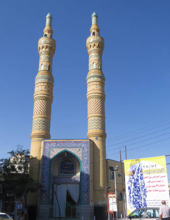 Một thánh đường Hồi giáo nhỏ với hai tòa tháp cao nổi bật - Ảnh: KIM NGÂN